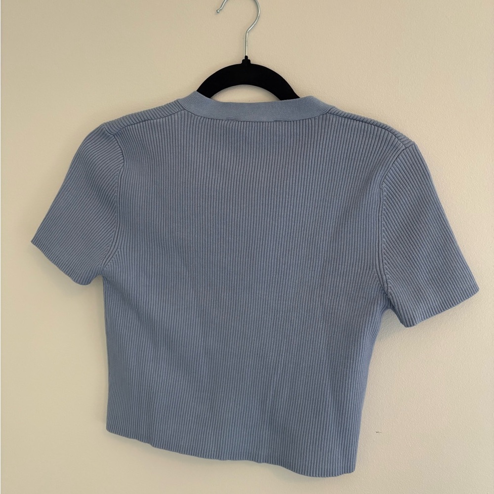 ZARA Light Blue Ribbed V-Neck Button Crop Top - Picture 3 of 4